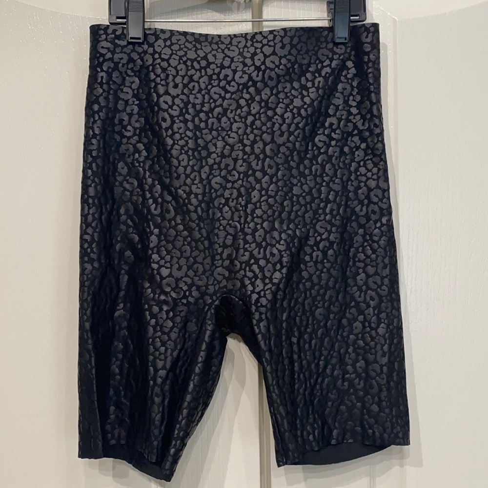 Hue Sleek Effects High Rise Shorts Black M NEW